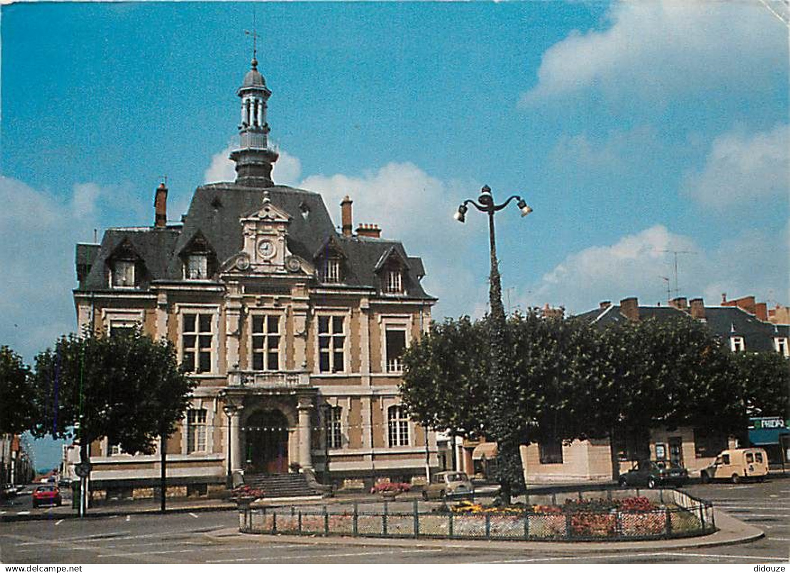 03 - Commentry - L'Hôtel de Ville - Automobiles - CPM - Voir Scans Recto-Verso