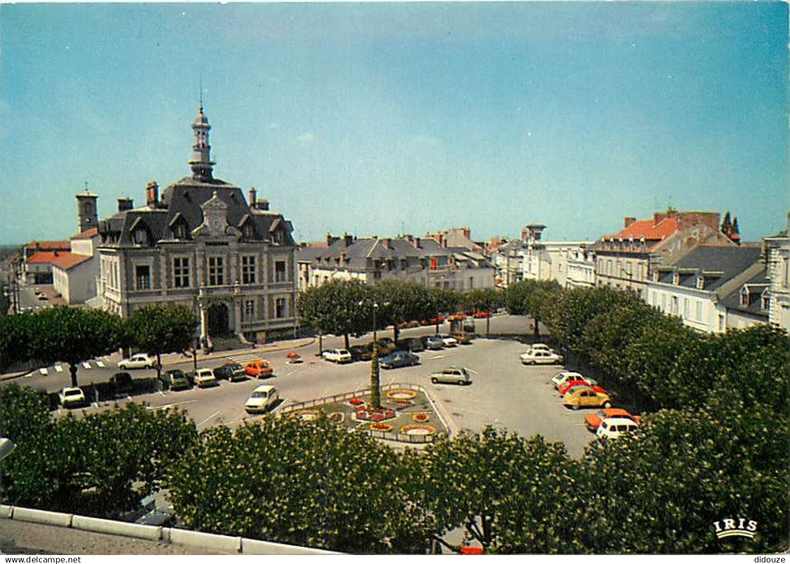 03 - Commentry - L'Hôtel de Ville - Automobiles - CPM - Voir Scans Recto-Verso