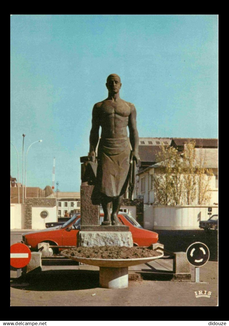 03 - Commentry - Le Forgeron - Monument - Automobiles - Renault 12 - CPM - Voir Scans Recto-Verso