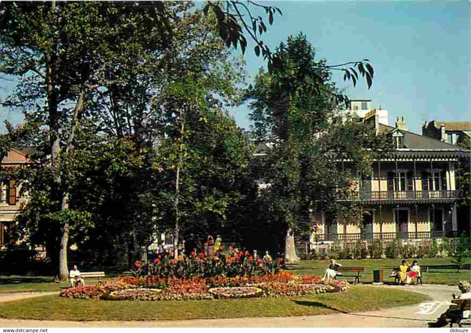 03 - Vichy - Le Chalet de l'Empereur Napoléon III et les nouveaux parcs - Jardins - Fleurs - CPM - Voir Scans Recto-Vers