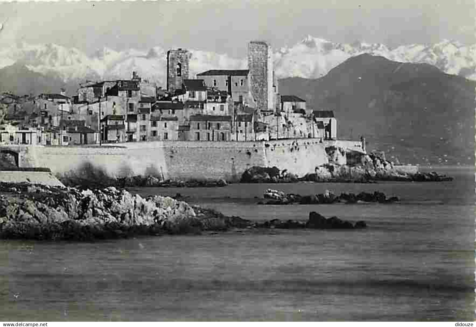 06 - Antibes - Les Remparts - Les Remparts et les Alpes - CPM - Voir Scans Recto-Verso