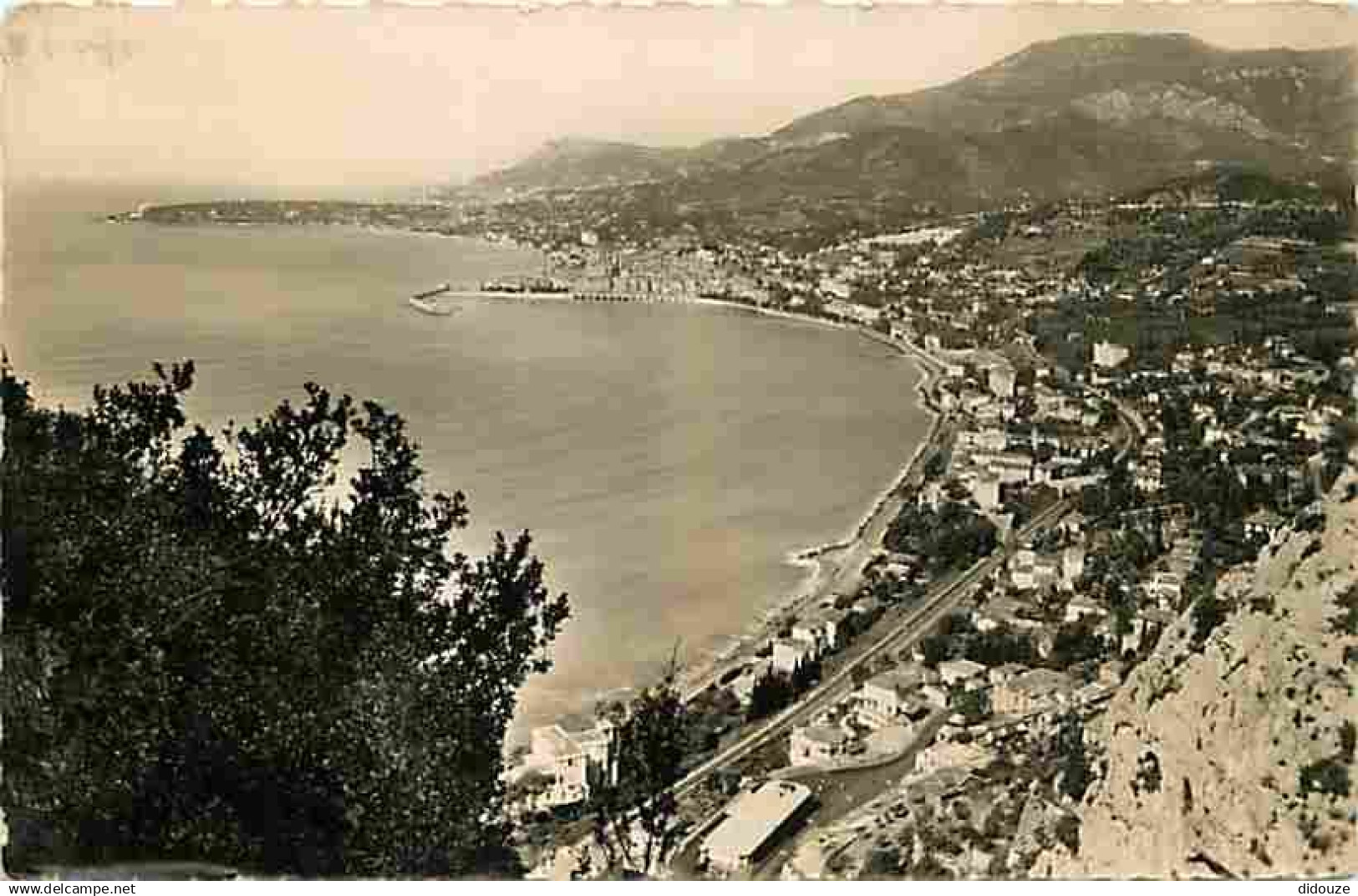 06 - Menton - La Frontière Franco-Italienne et Menton vue prise d'Italie - CPM - Voir Scans Recto-Verso