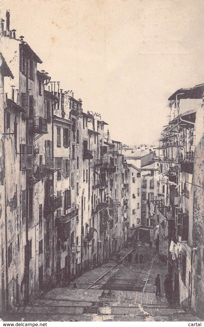 06 - NICE - Une Rue du Vieux Nice