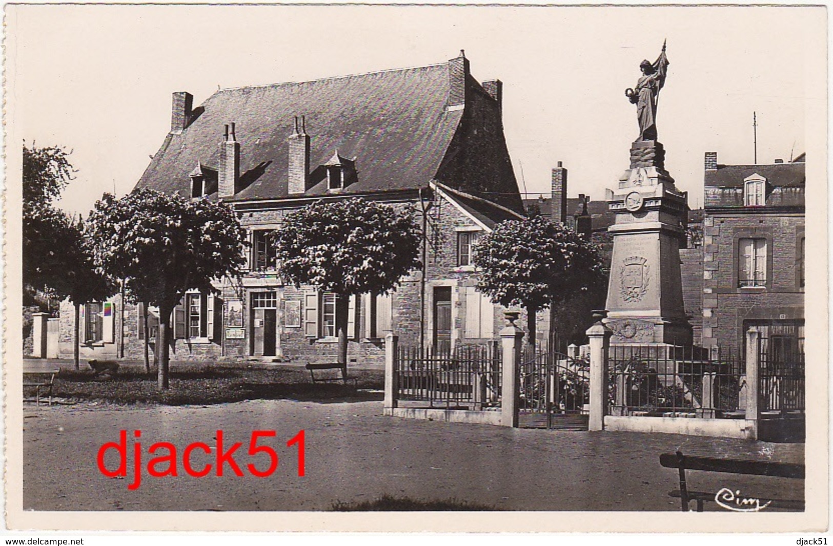 08- FUMAY (Ardennes) - Le Monument aux Morts et la Gendarmerie