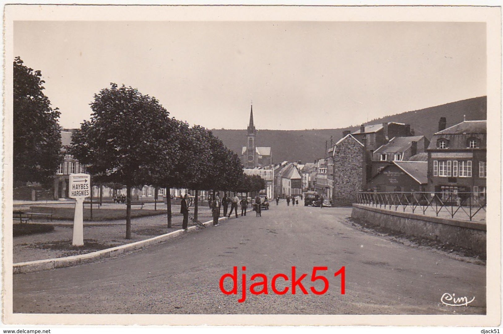 08- FUMAY (Ardennes) - Place Briand / Personnages, Voitures