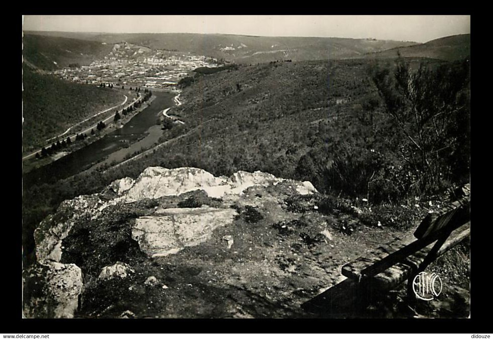 08 - Monthermé - Roche de Roma - Vue sur Monthermé - Carte dentelée - CPSM grand format - Voir Scans Recto-Verso