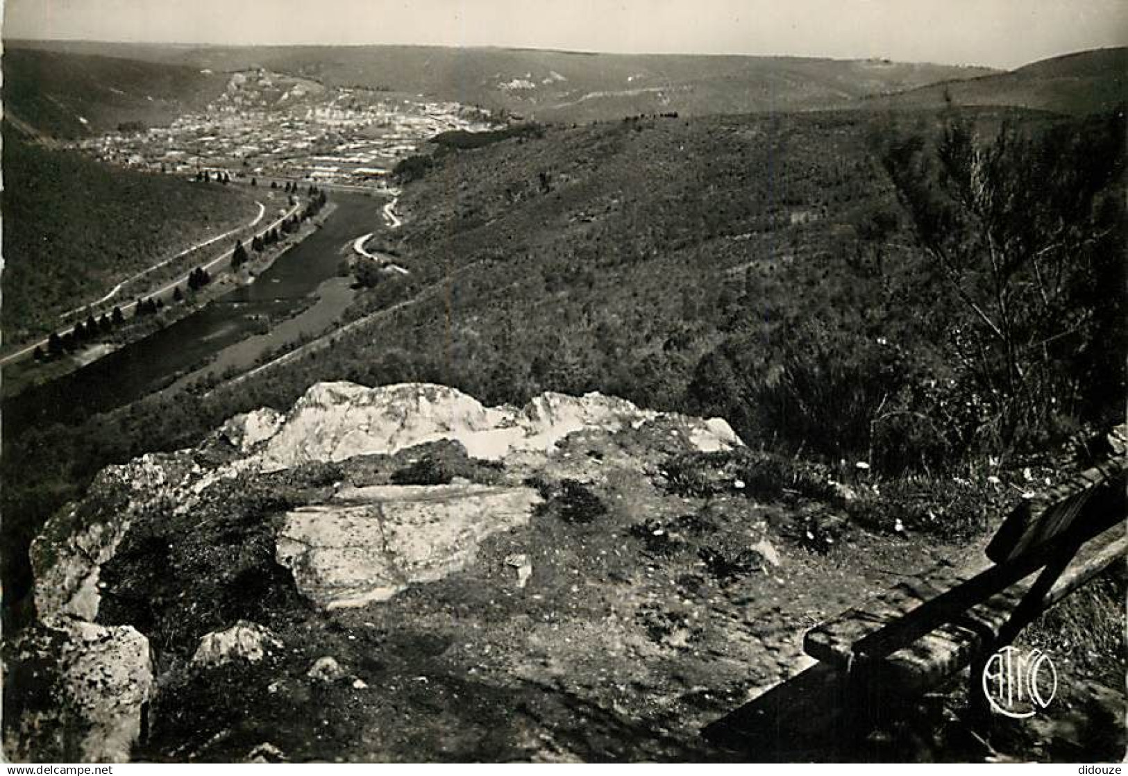 08 - Monthermé - Roche de Roma - Vue sur Monthermé - Carte dentelée - CPSM grand format - Voir Scans Recto-Verso