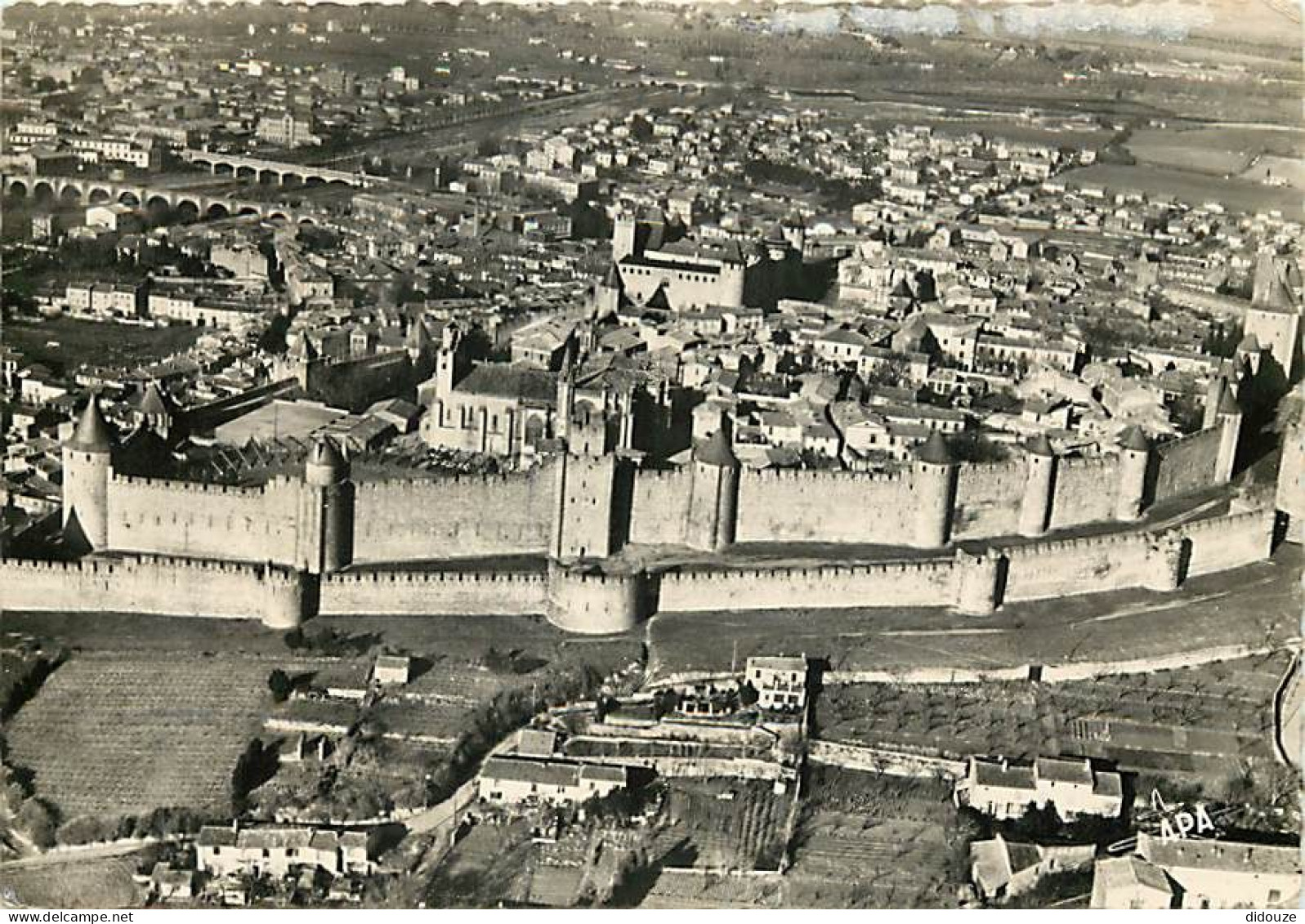 11 - Carcassonne - La Cité de Carcassonne - Vue Générale aérienne - Carte dentelée - CPSM grand format - Voir Scans Rect