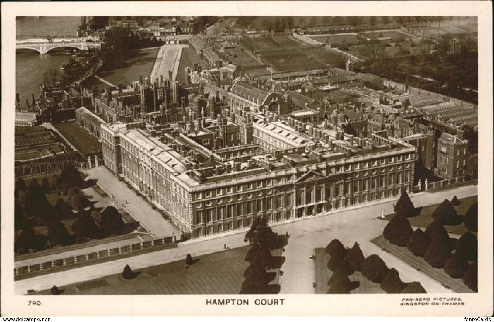 11231698 Hampton Court Fliegeraufnahme  Hampton