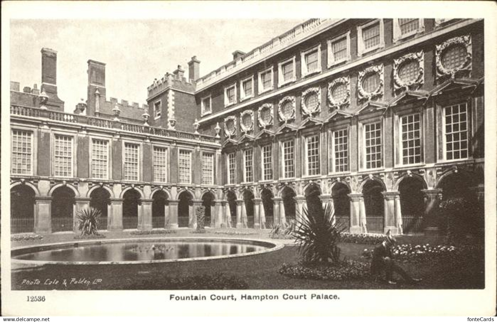 11384129 Hampton Court Palace Fountain Court