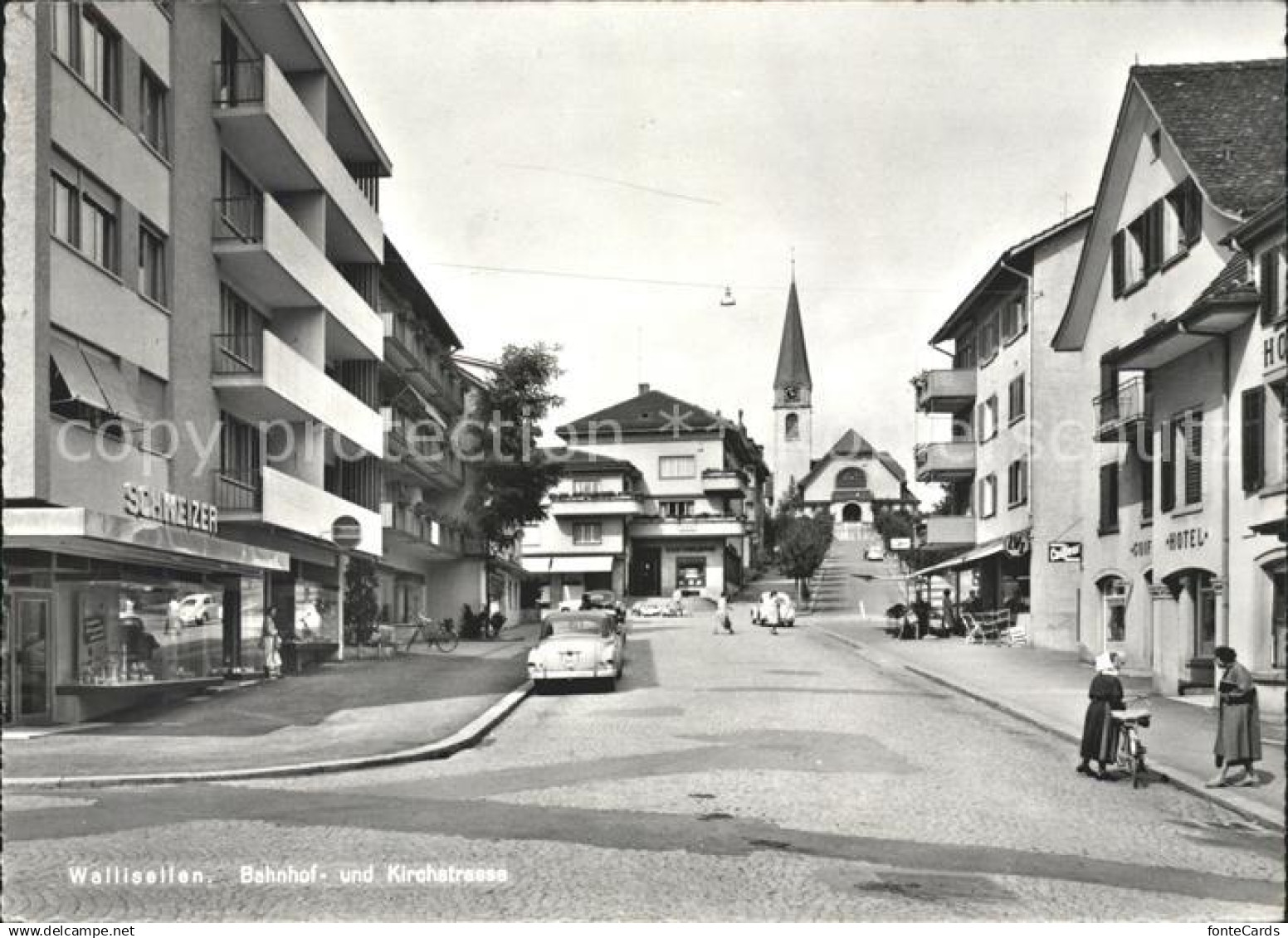 11658308 Wallisellen Bahnhof und Kirchstrasse Autos