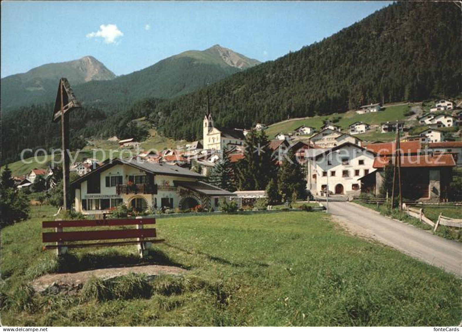 11687262 Alvaneu Dorf Ortsblick mit Ruhebank und Wegkreuz Alvaneu Dorf