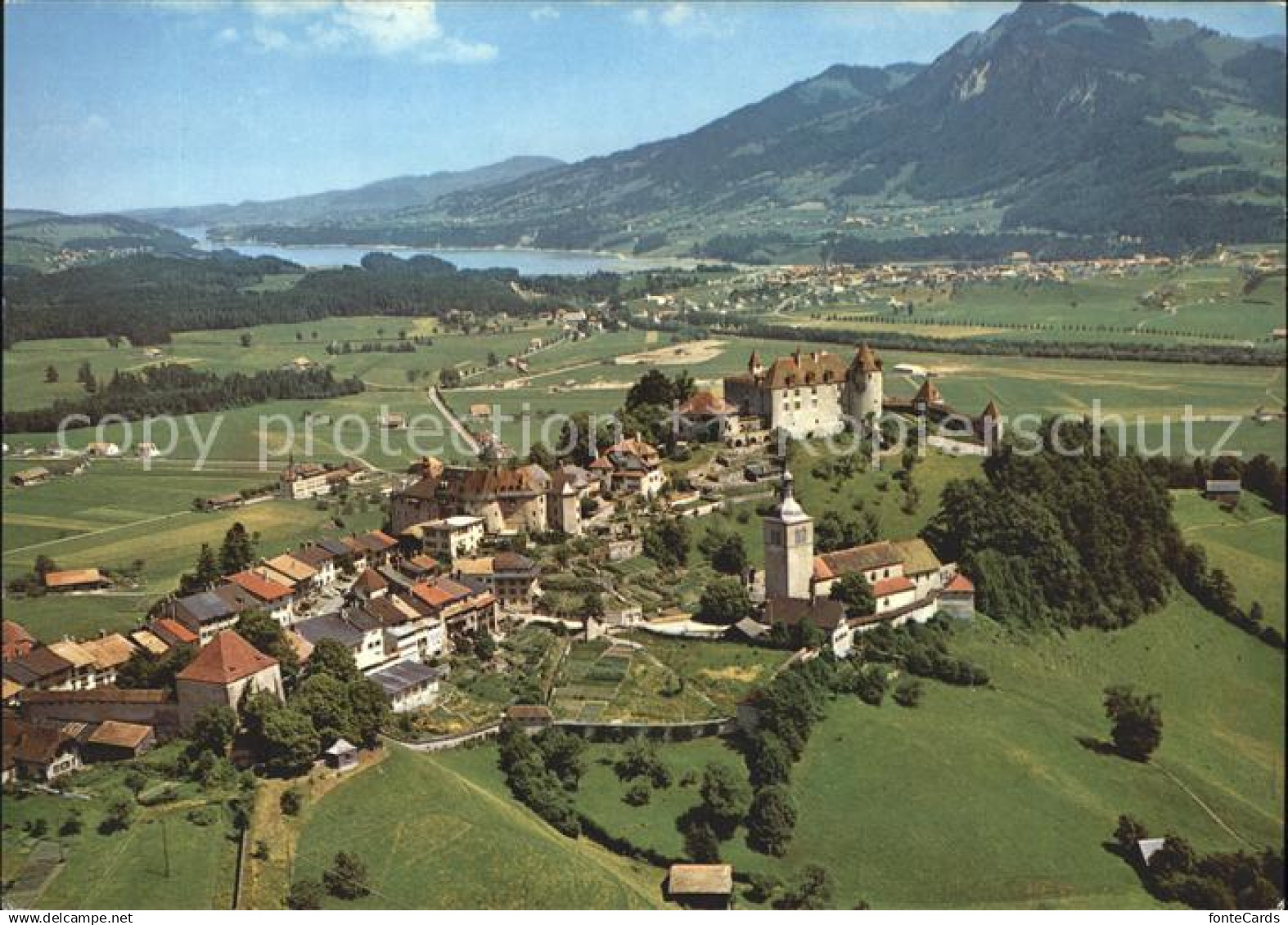 11692113 Gruyeres FR Auf fond Broc et lac de la Gruyere Vue aerienne Gruyeres