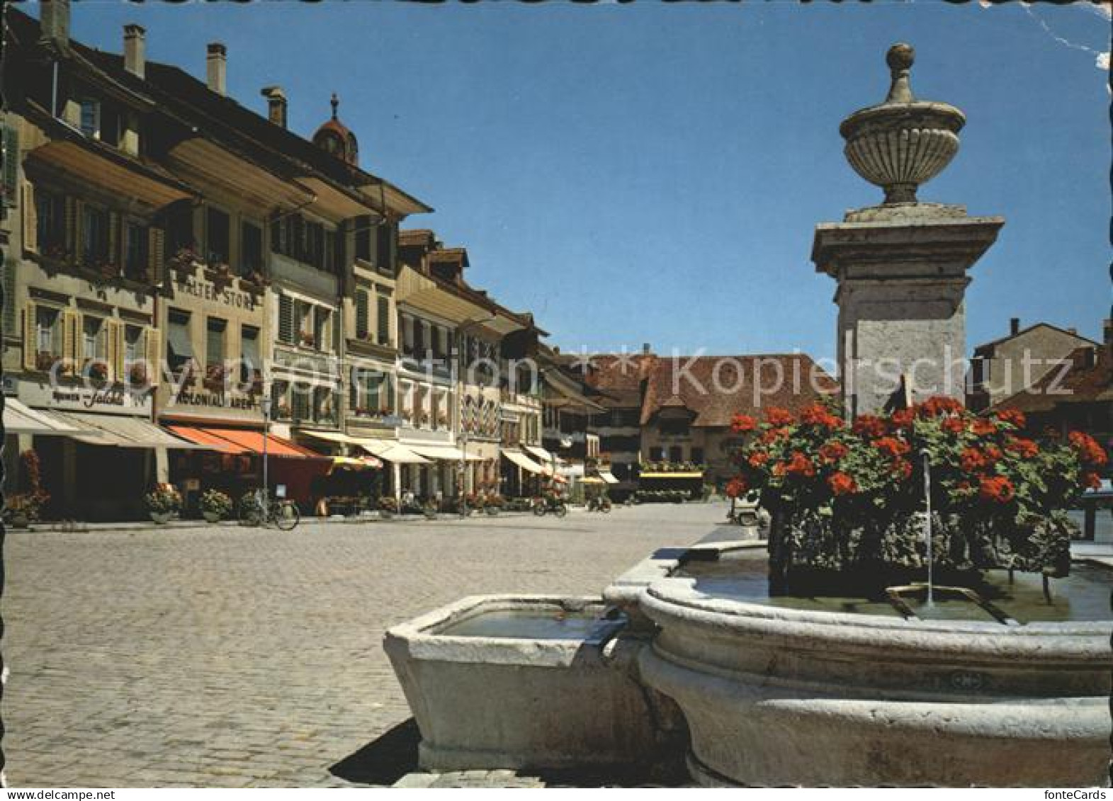 11698306 Aarberg Dorfpartie mit Brunnen