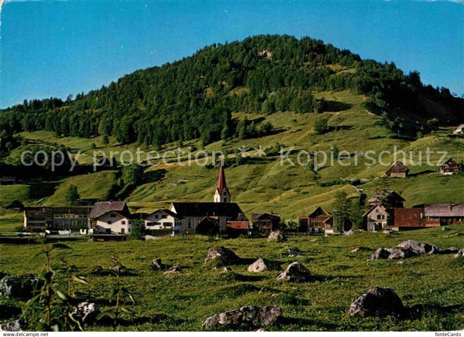 12786708 Vorderthal Dorfblick mit Spitzberg