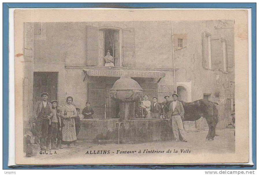 13 - ALLEINS --  Fontaine à l'intérieur de la Ville