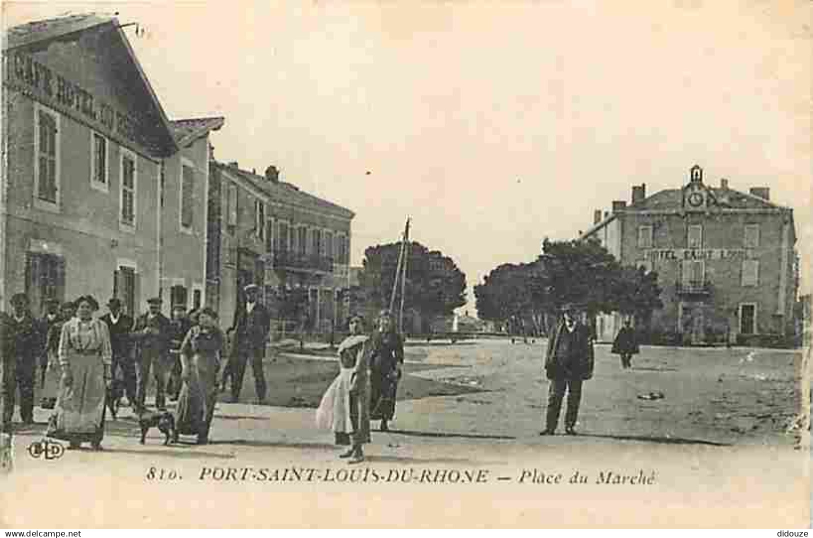 13 - Port Saint Louis du Rhone - Place du Marché - Animée - CPA - Voir Scans Recto-Verso