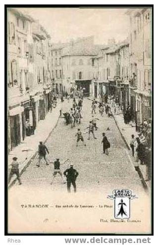 13 Tarascon - TARASCON - Une arrivée de Taureaux - La Place du Marché - cpa