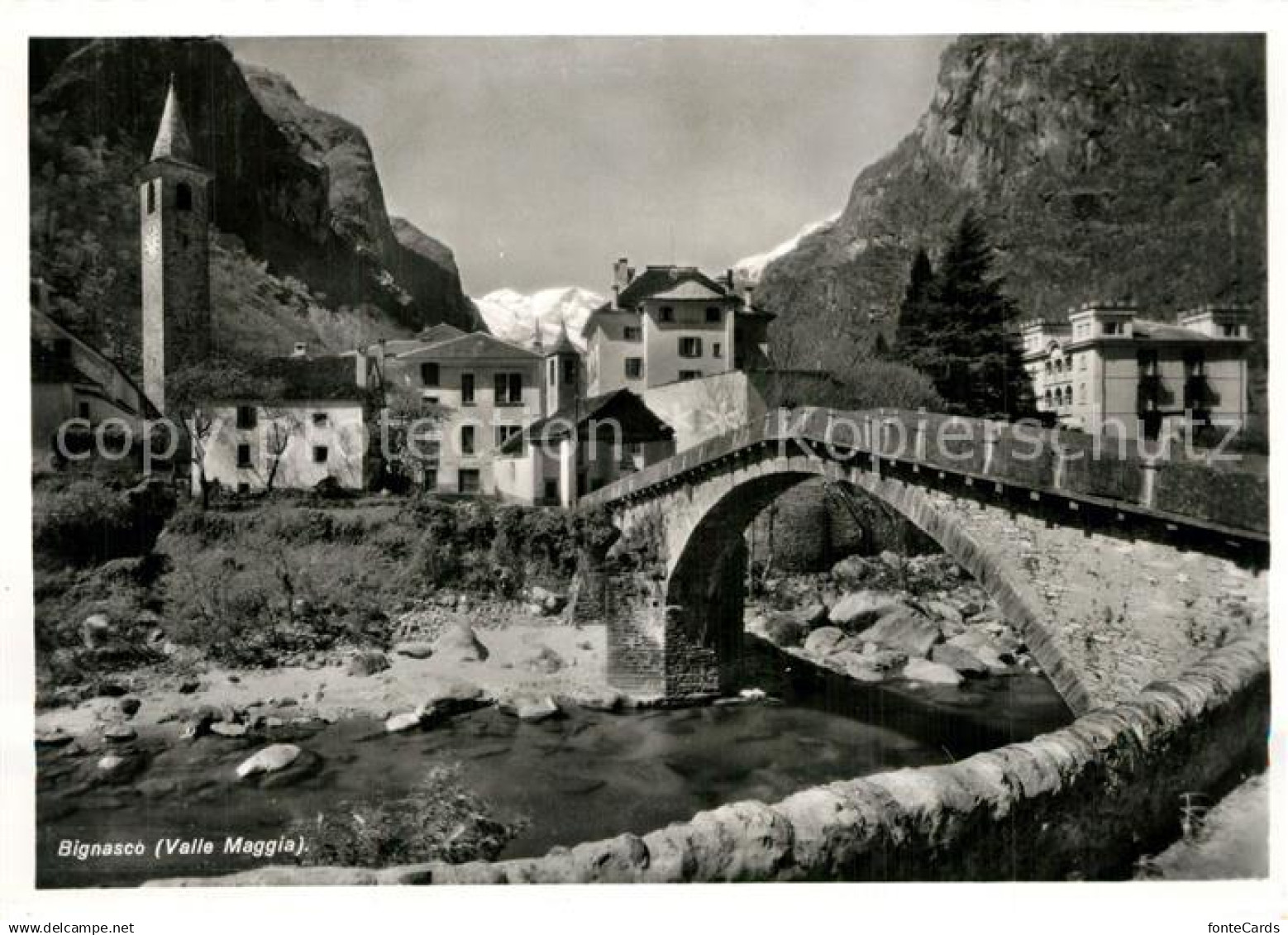 13611971 Bignasco Partie am Fluss Steinbruecke Blick zur Kirche Alpen Bignasco