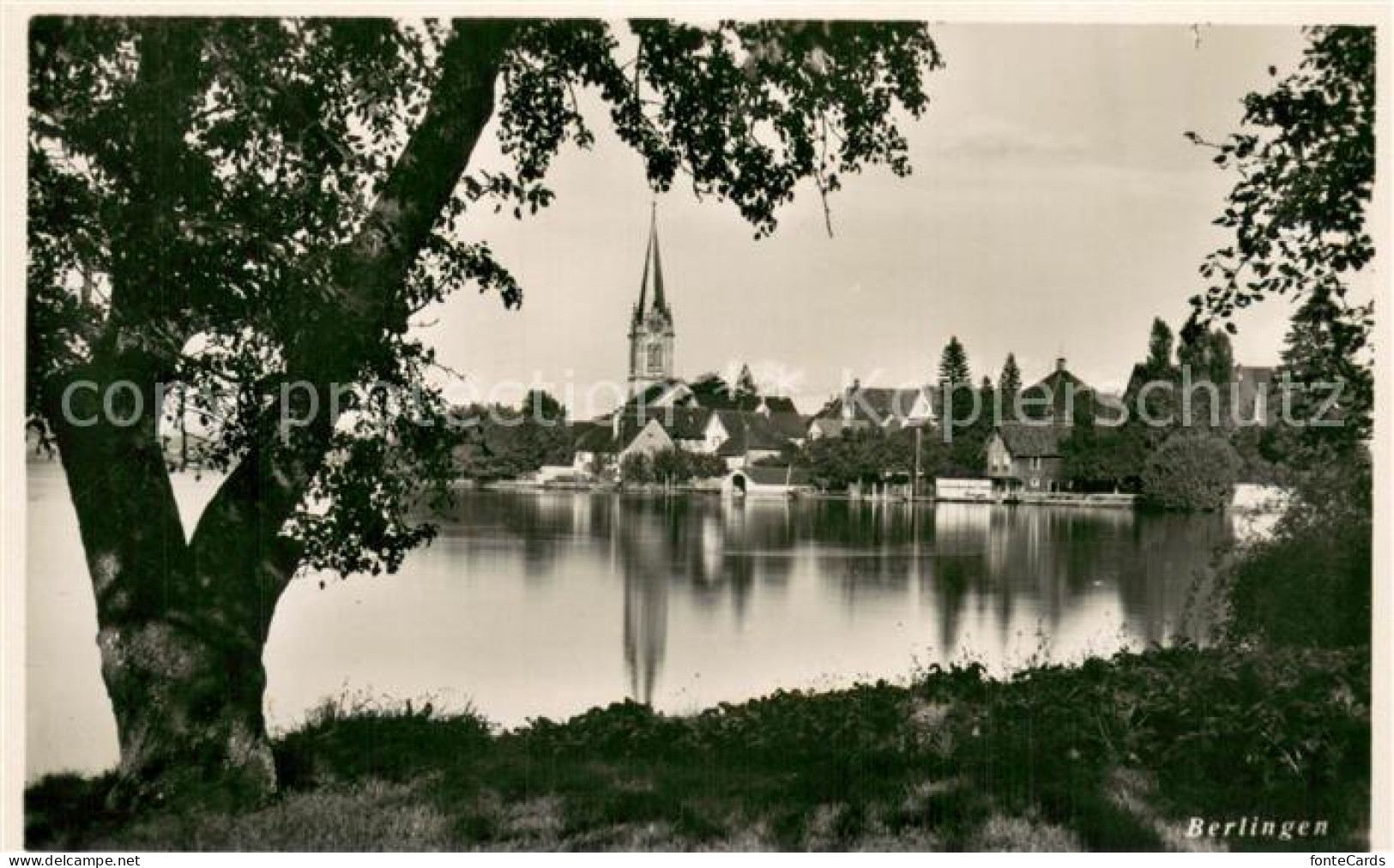 13750490 Berlingen Untersee Uferpartie am See Blick zur Kirche Berlingen Unterse