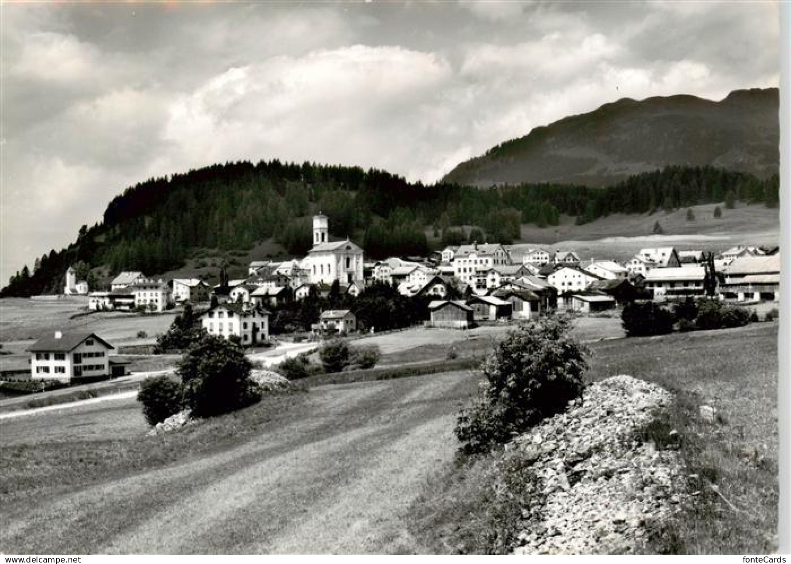 13876899 Lantsch Lenz GR Ortsansicht mit Kirche