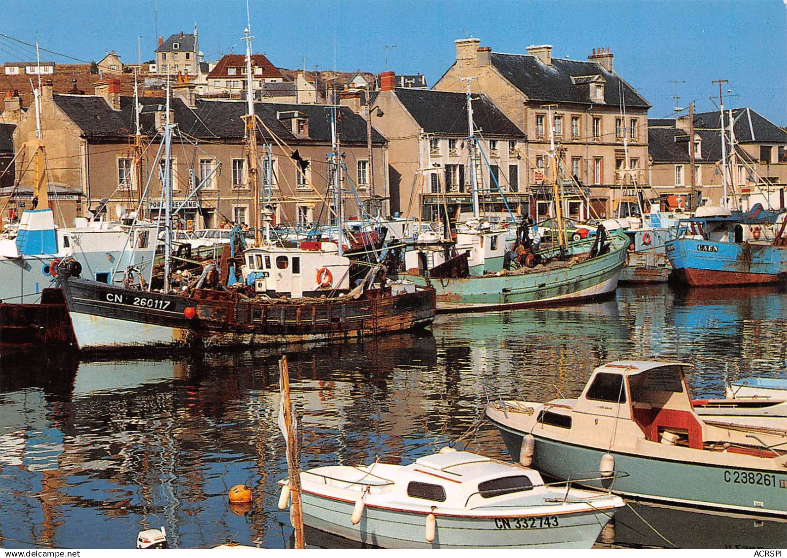 14 Port-en-Bessin-Huppain chalutiers à quai (Scan R/V) N° 19 \MR8045