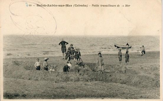 14- SAINT-AUBIN SUR MER. Petits travailleurs de la mer.