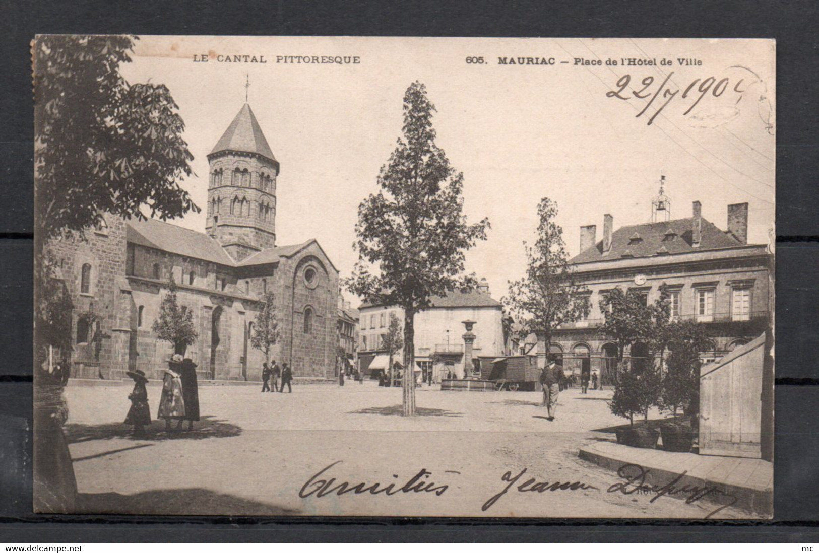 15 - Mauriac - Place de l'Hotel de ville