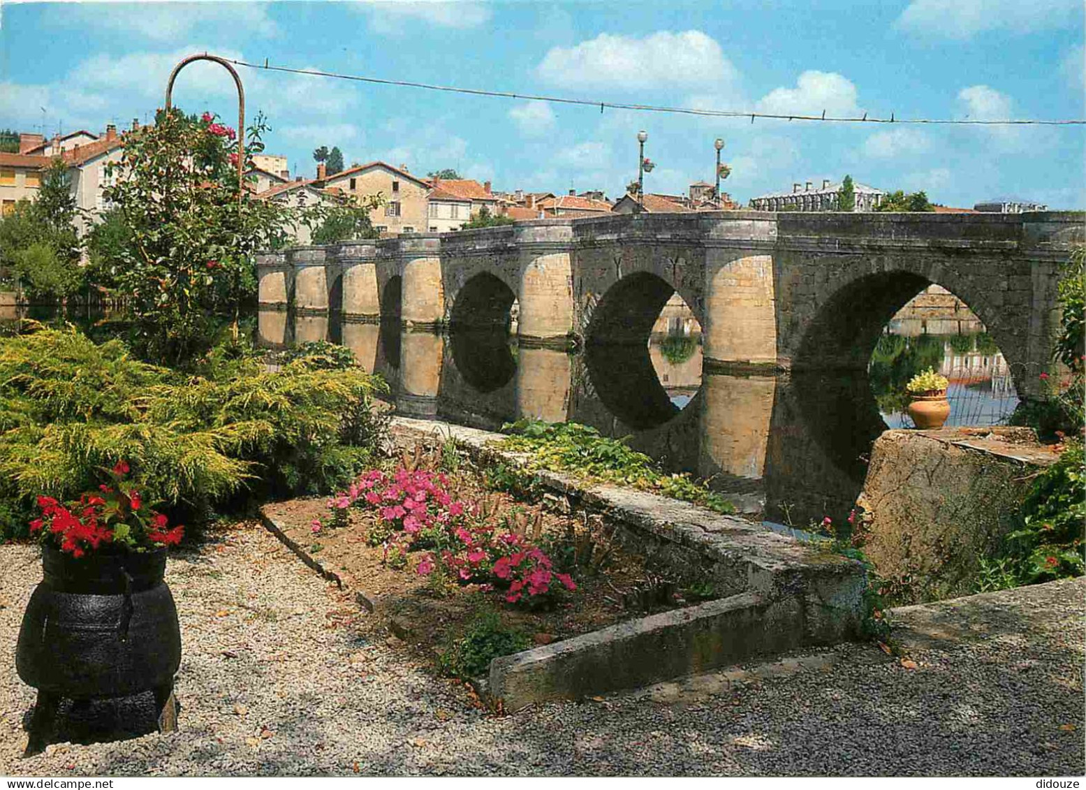 16 - Confolens - Le Pont-Vieux  - CPM - Voir Scans Recto-Verso