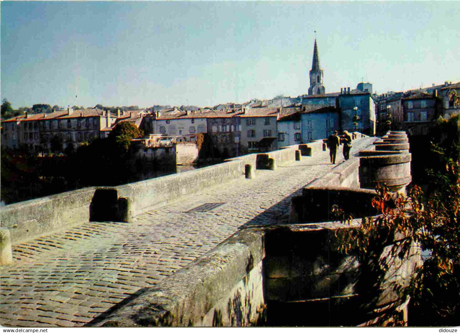 16 - Confolens - Le Vieux Pont - CPM - Voir Scans Recto-Verso