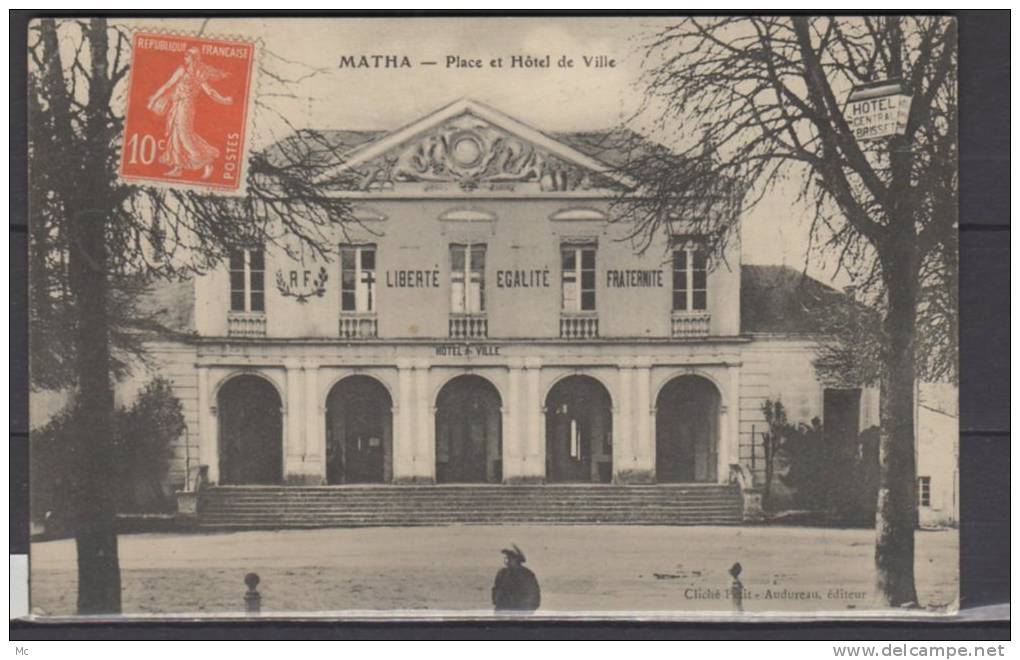 17 - Matha - Place et hôtel de ville