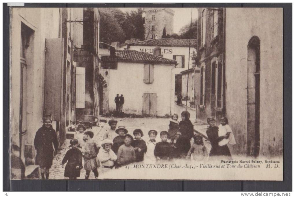 17 - Montendre - Vieille rue et Tour du Chateau - animée