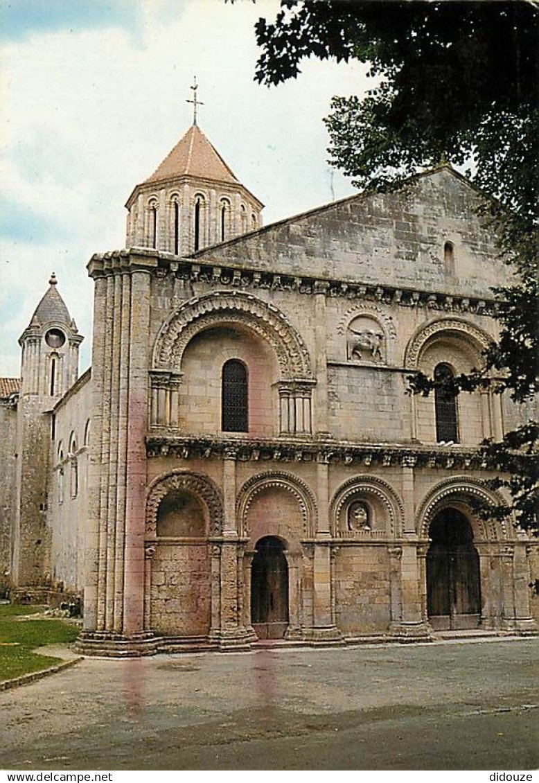 17 - Surgères - L'Eglise Notre-Dame - Façade romane du XIIe siècle - Flamme Postale de Surgères - CPM - Voir Scans Recto