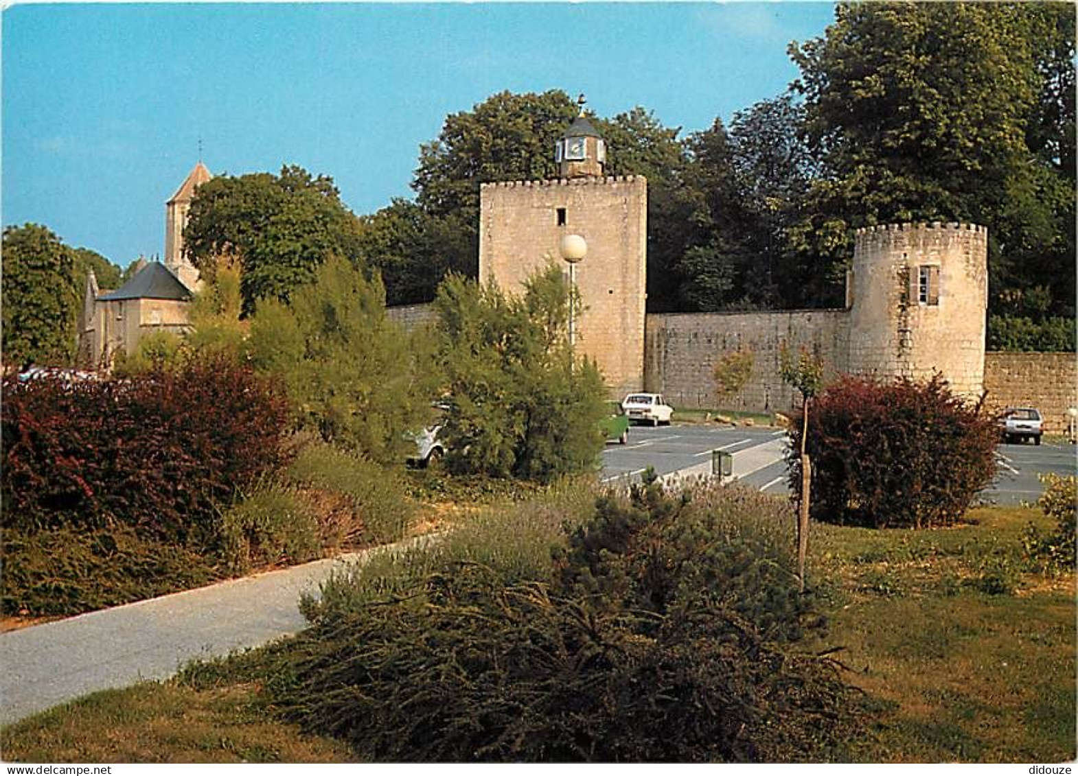 17 - Surgères - Mur d'enceinte Xle s. remanié au XVIe s. du château primitif des Comtes de Surgères - Automobiles - Cart