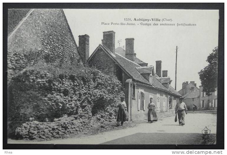 18 Aubigny-sur-Néré 1528. Aubigny-Ville (Cher) Place Porte-Ste-Anne - Vestige des anci D18D K18015K C18015C RH006453