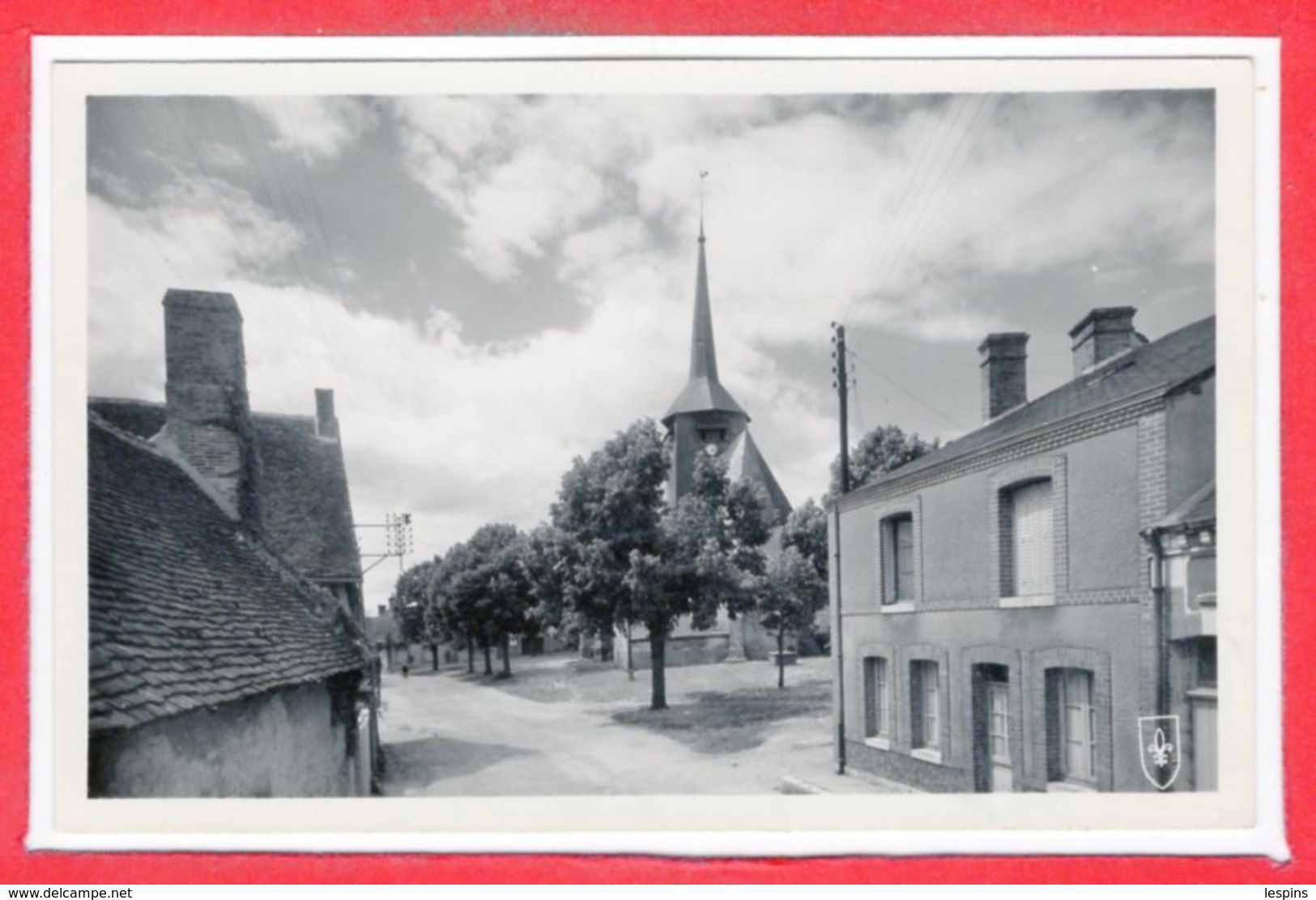 18 - CLEMONT --  Place de l'Eglise