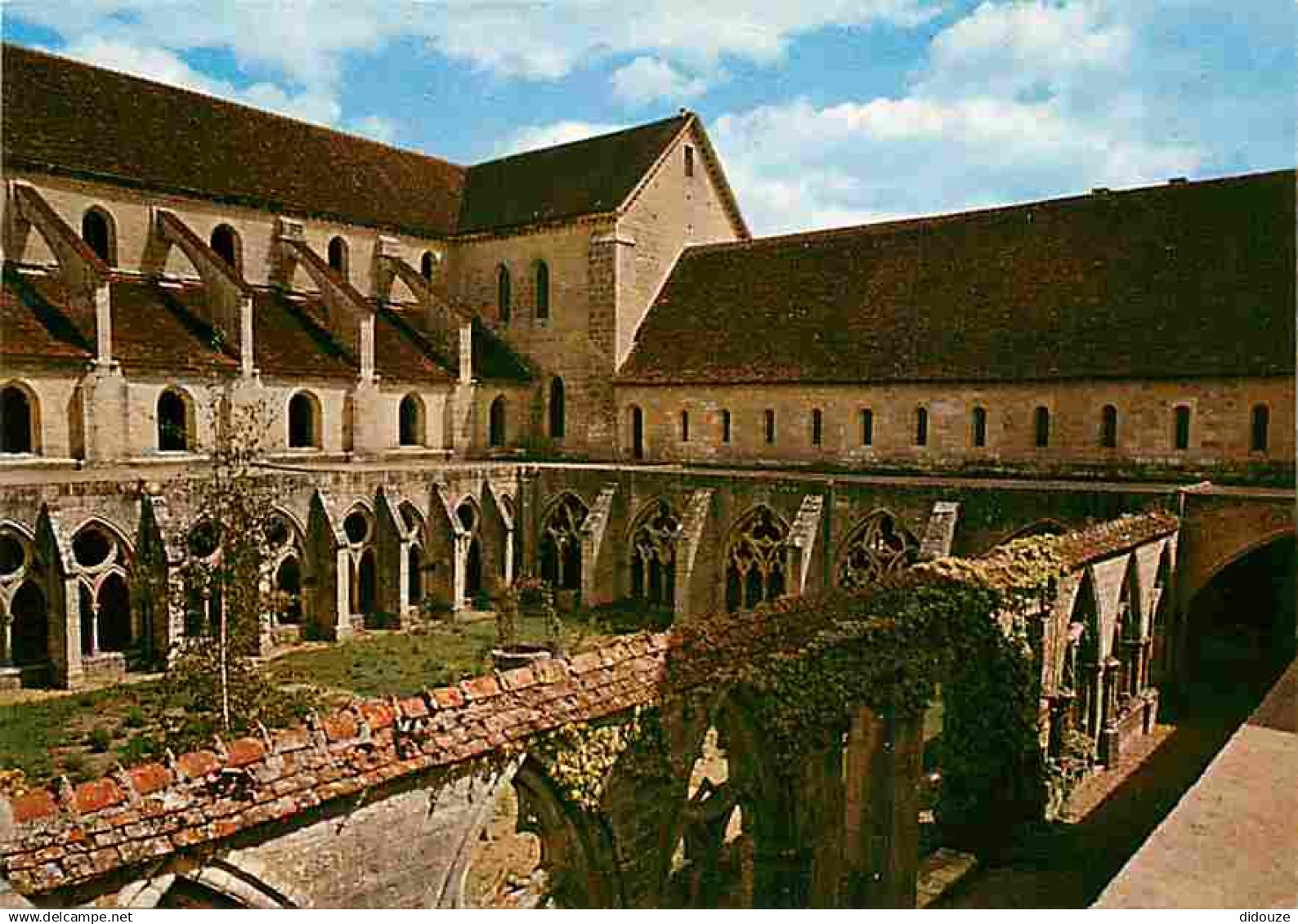 18 - Saint Amand Montrond - Abbaye de Noirlac aux environs de Saint Amand Montrond - Le Cloitre - CPM - Voir Scans Recto