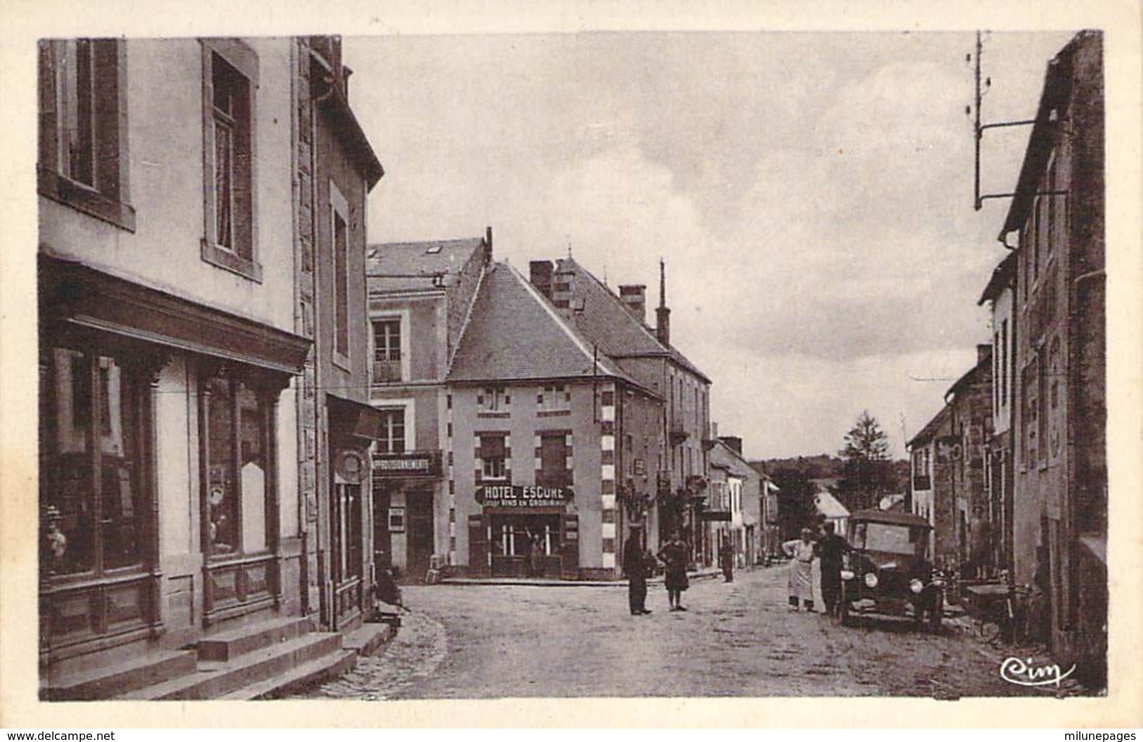 19 CORREZE Animation autour du tacot devant l'Hôtel Escure Route de Bourg-Lastic à EYGURANDE