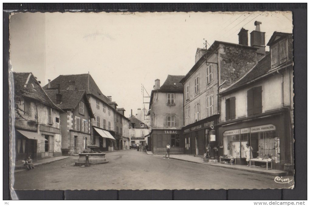 19 - Juillac - Place Centrale - corrèze - carte photo, tabac, coiffeur, epicerie parisienne