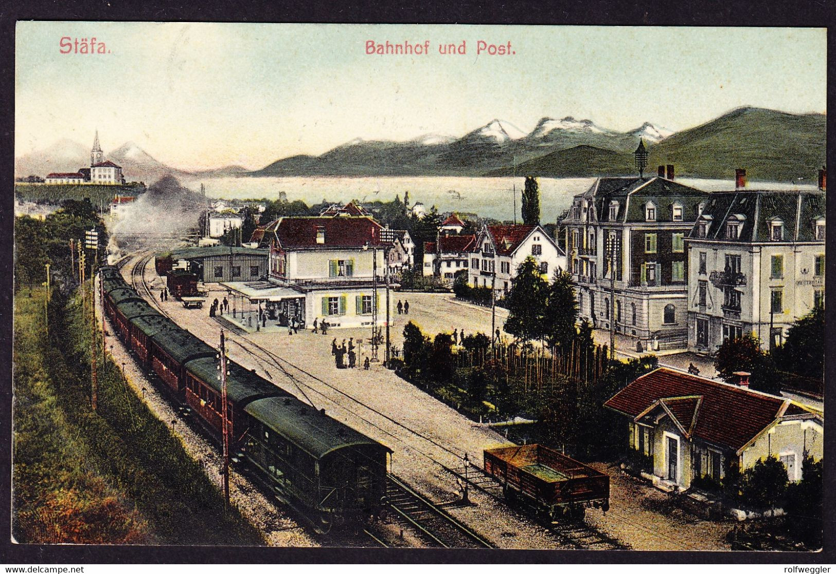 1908 gelaufene AK (Marke fehlt) Bahnhof und Post in Stäfa mit Eisenbahn.