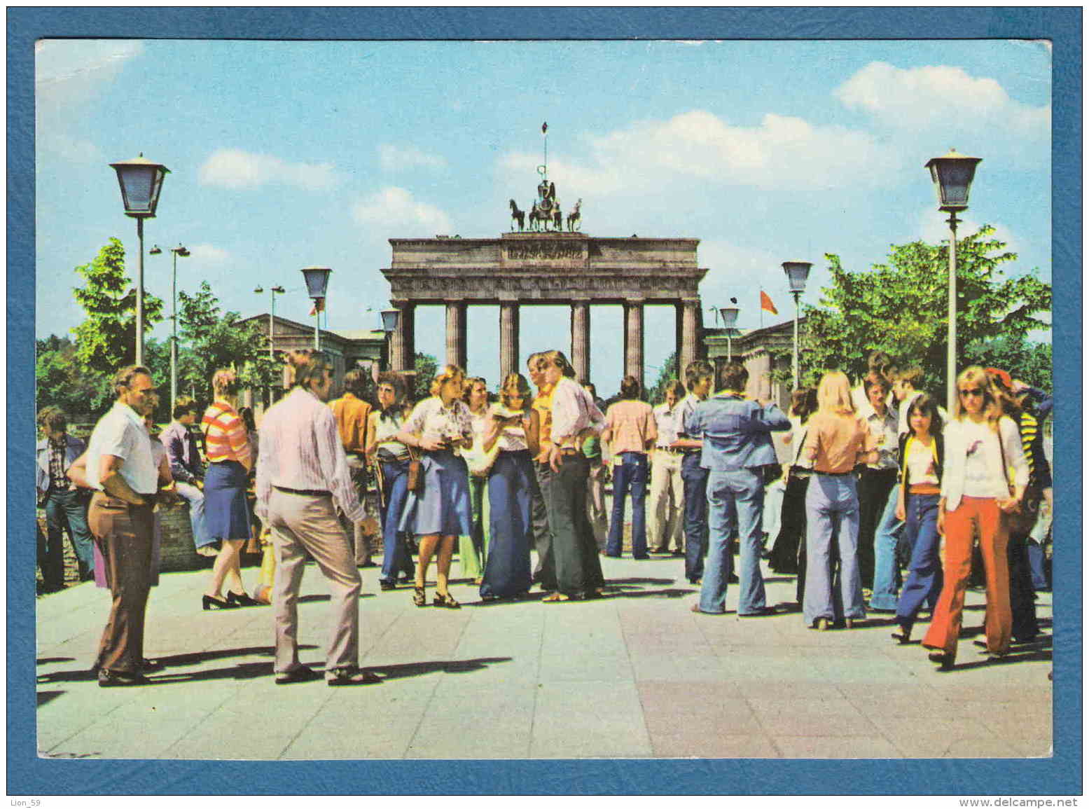 215435 / BERLIN - BRANDENBURGER TOR , LA PORTE BRANDEBOURG , FASHION PEOPLE , DDR Germany Allemagne Deutschland