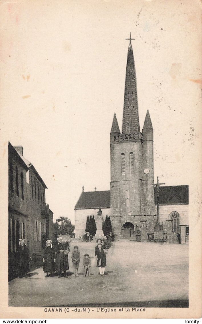 22 Cavan eglise et place cpa carte animée femme bretonne coiffe