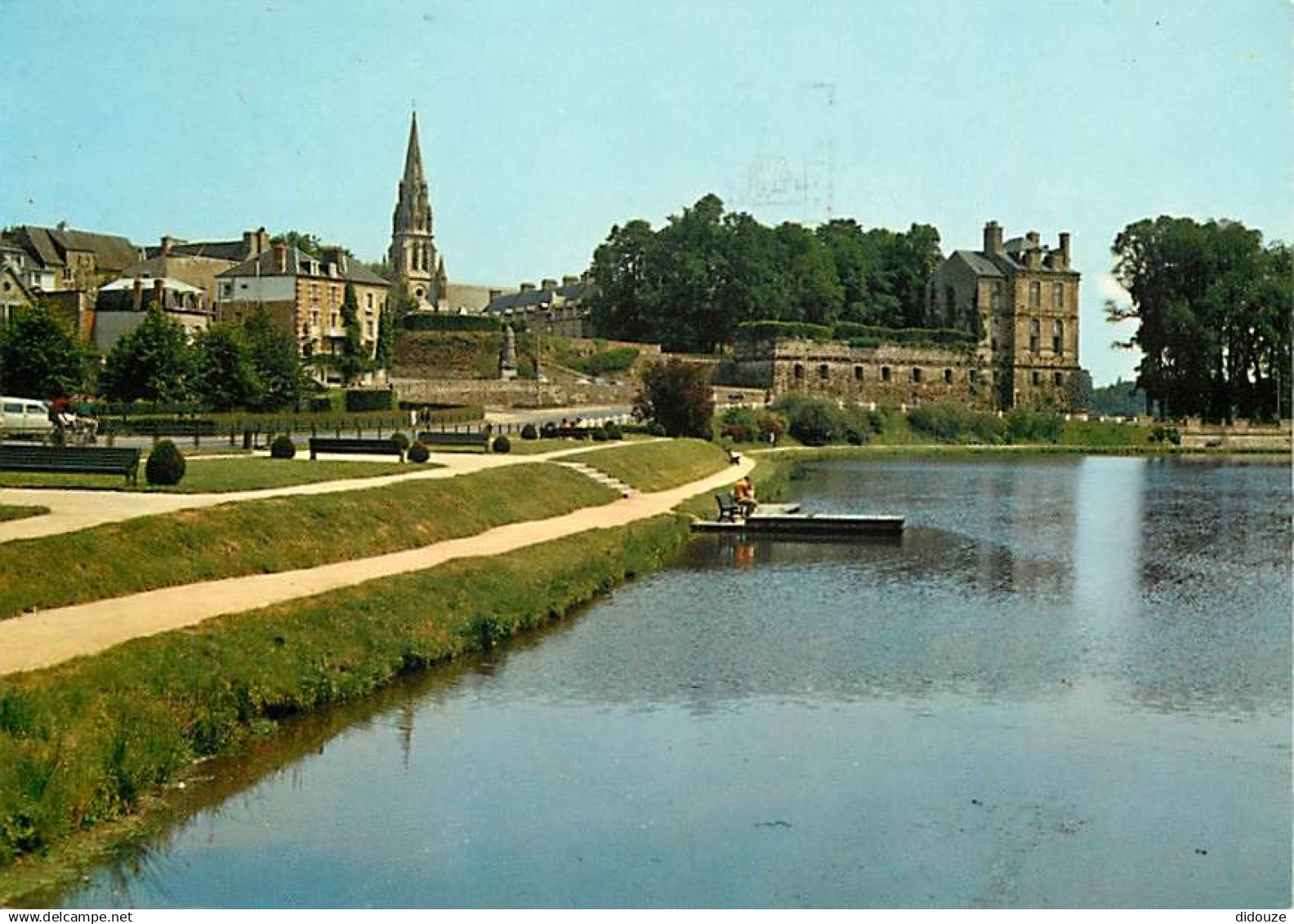 22 - Quintin - L'étang, le Château et le clocher de l'église - Flamme Postale de Quintin - CPM - Voir Scans Recto-Verso