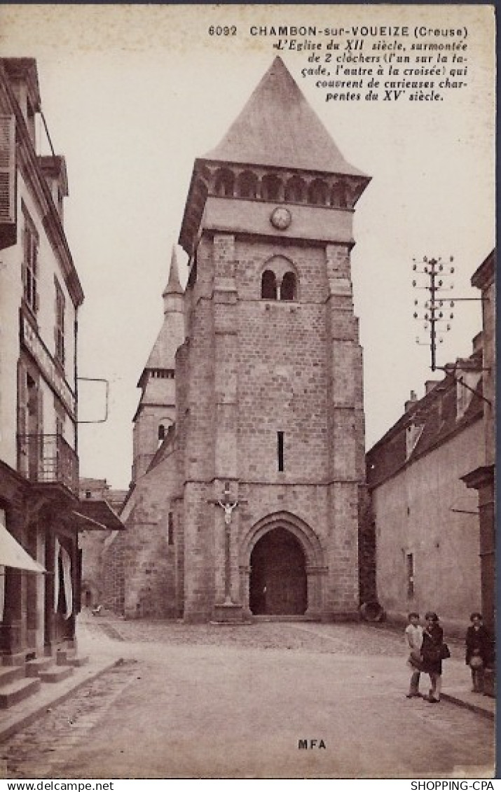 23 - Chambon-sur-Voueize - l 'église du XIIeme siècle, surmontée de 2 cloch...