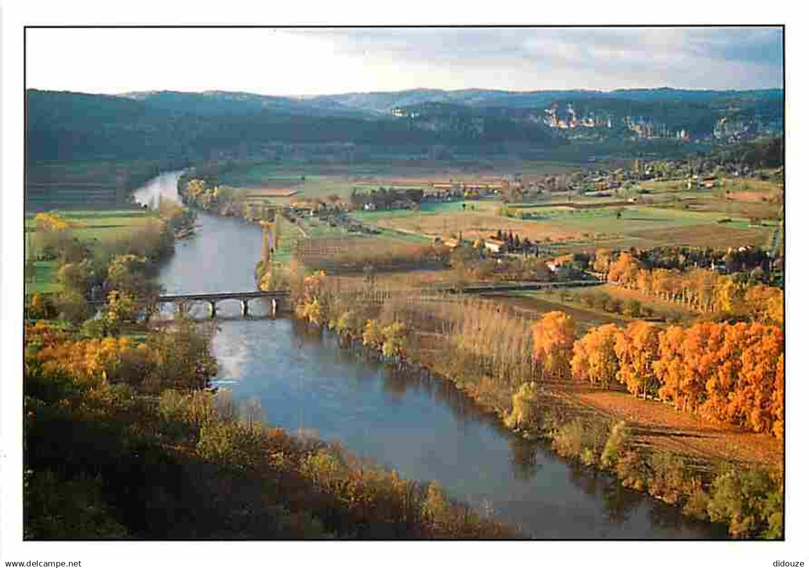 24 - Domme - Au pied de la Falaise de Domme la vaste Vallée de la Dordogne s'étend à perte de vue - CPM - Voir Scans Rec