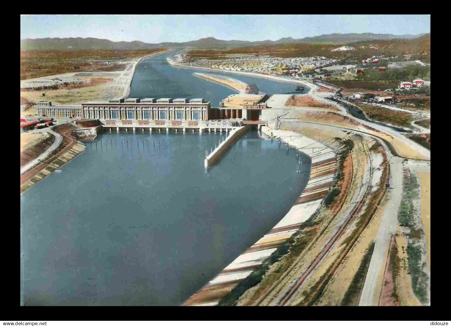 26 - Donzere - Aménagement du Rhone - Chute de Donzère-Mondragon - L'Usine André Blondel et l'Ecluse à Bollène - Vue aér