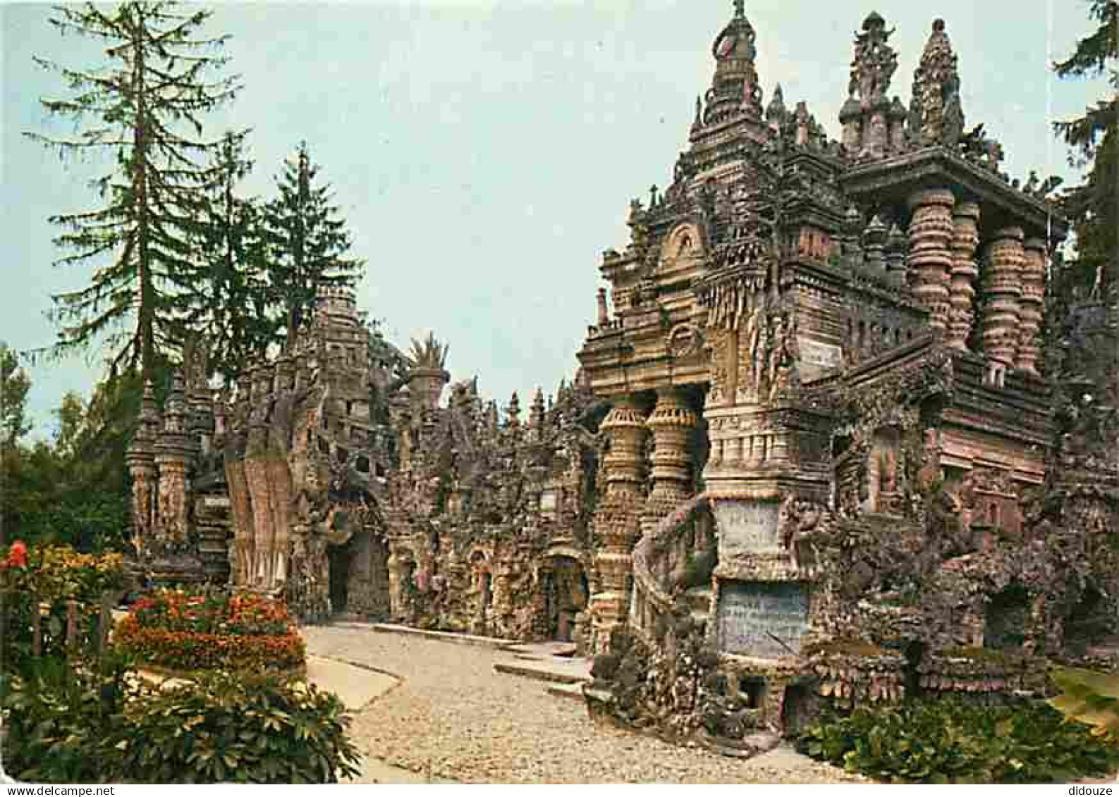 26 - Hauterives - Le Palais Idéal - Oeuvre du facteur Ferdinand Cheval - Vue Générale - Fleurs - Flamme Postale de Haute