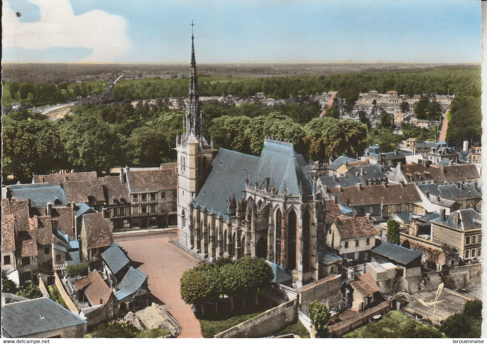 27 - CONCHES EN OUCHE - En avion au dessus de .....Conches en Ouche - L' Eglise