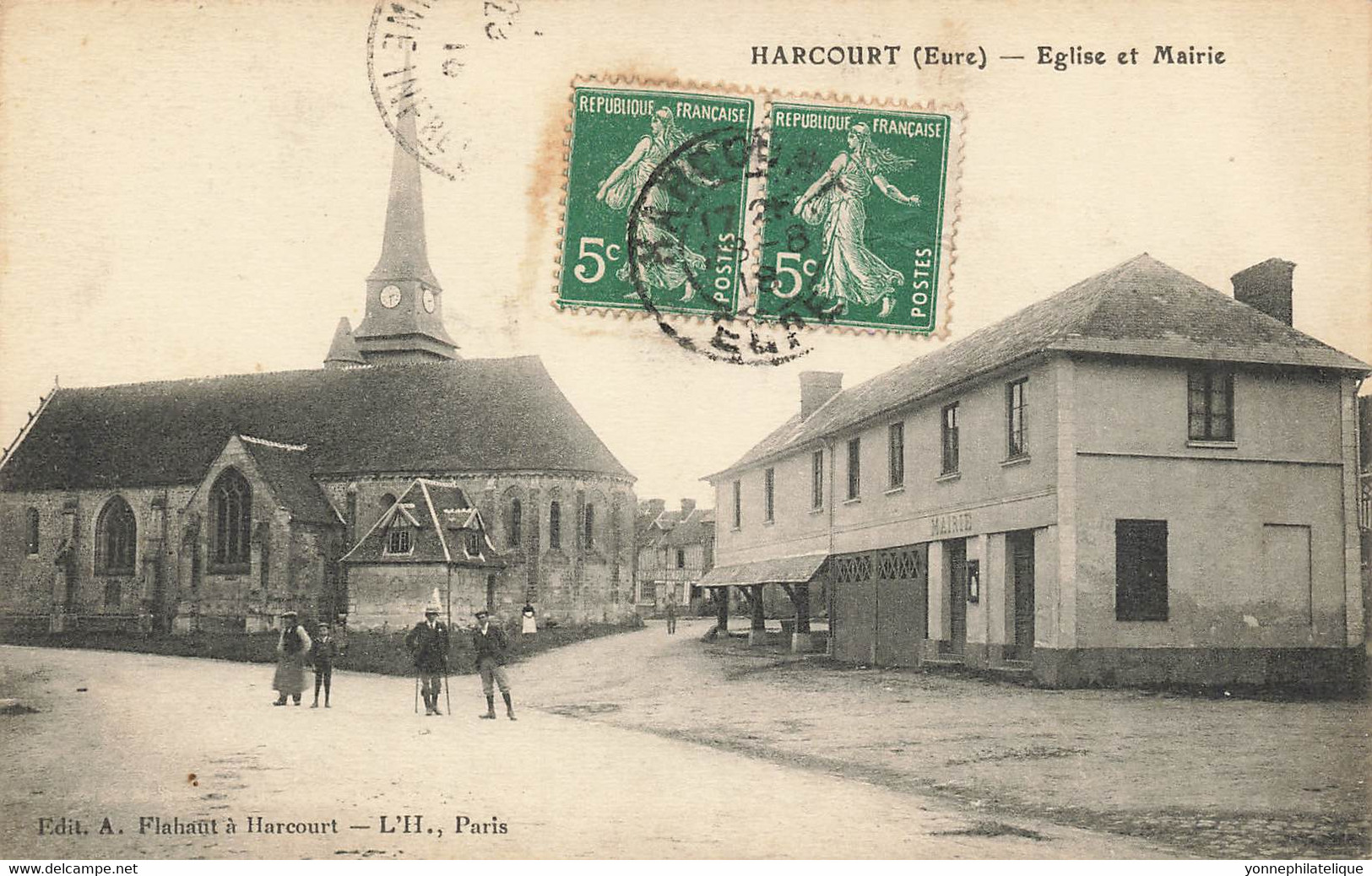 27 - EURE - HARCOURT - église et mairie - superbe animation - 108932