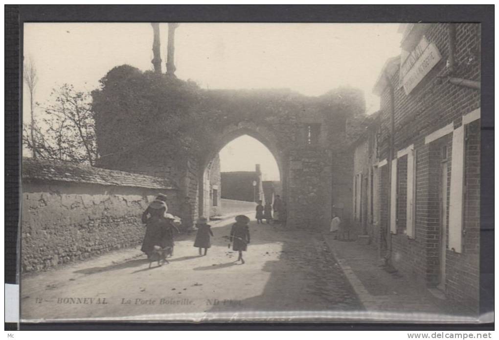 28 - Bonneval - La porte Boisville - animée